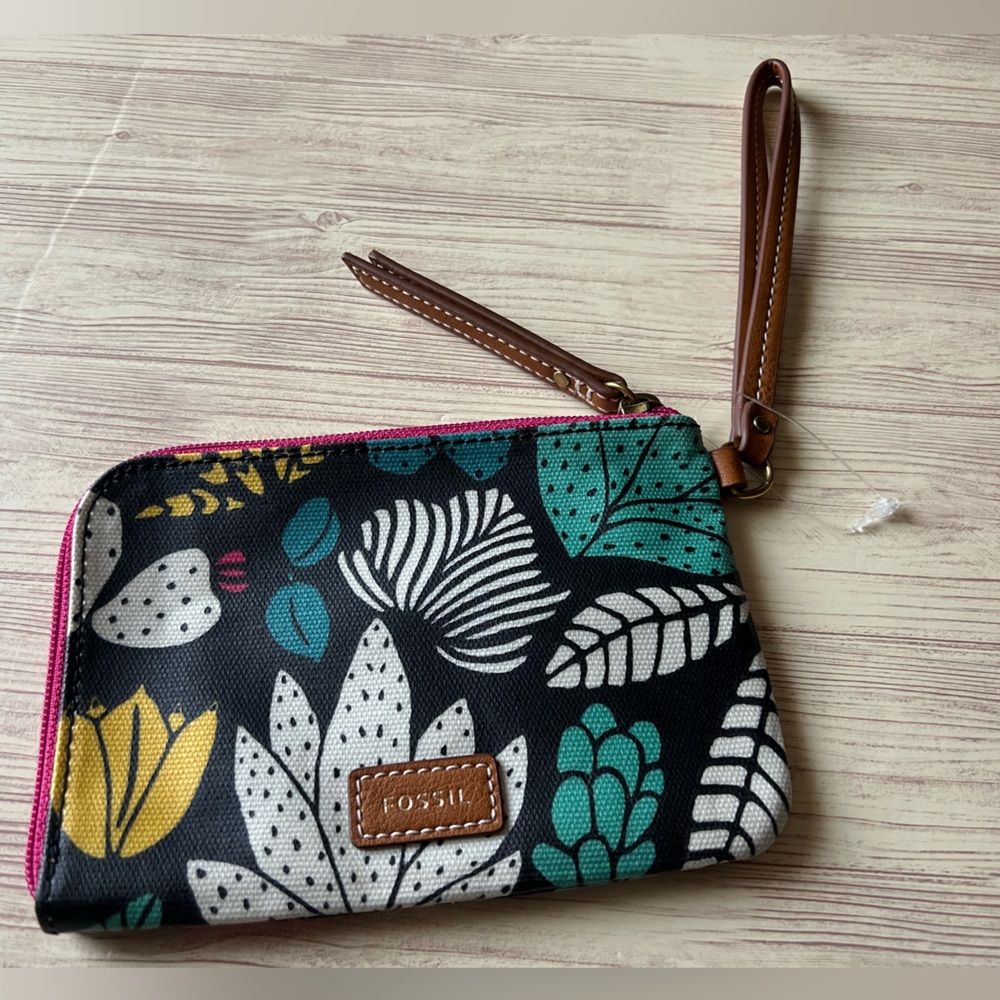 NWT FOSSIL Eliza Dark Floral Wristlet